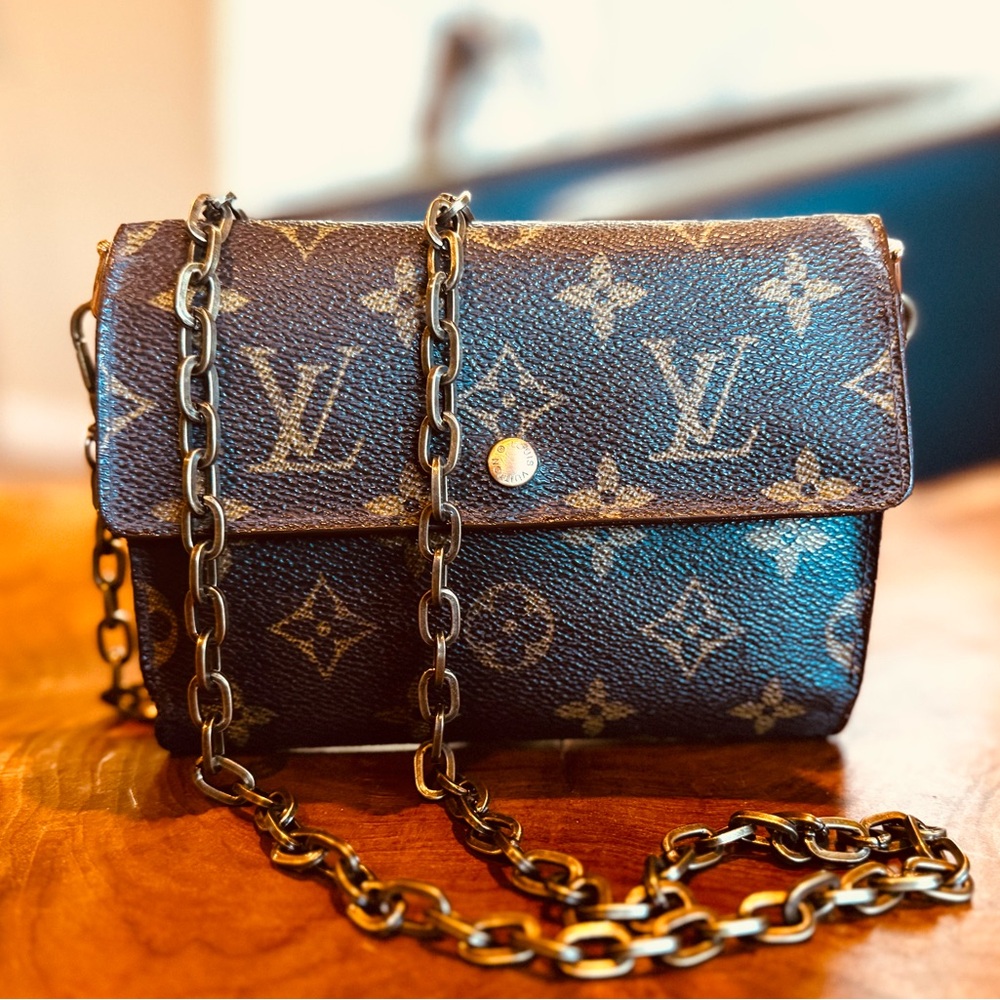 LOUIS VUITTON
Monogram Porte Tresor Etui Papiers
Wallet vintage converted - Picture 3 of 17